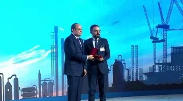 الرئيس السيسى يكرم عددا من النماذج الناجحة فى قطاعات العمل المختلفة