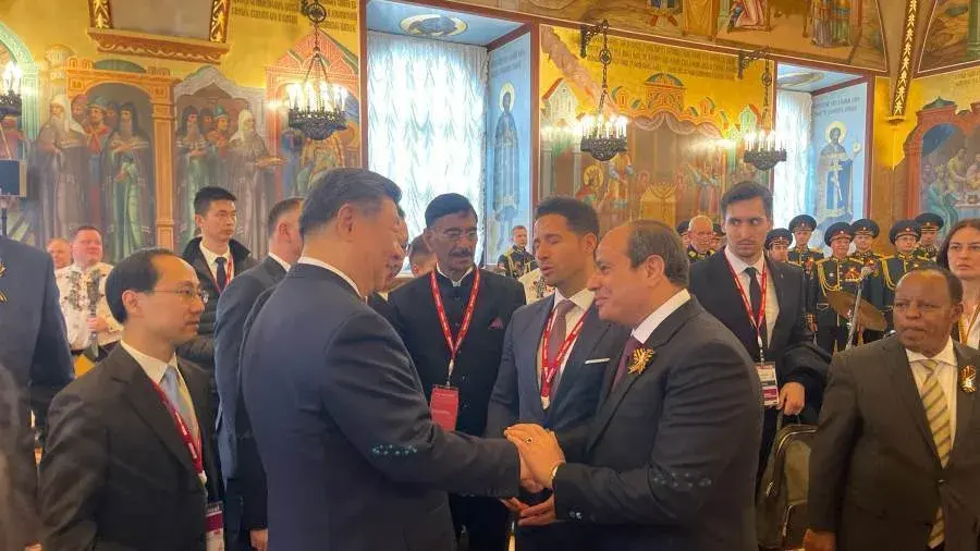 الرئيس السيسي يتبادل الحديث مع رئيس جمهورية الصين الشعبية