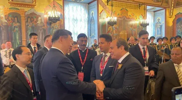 الرئيس السيسي يتبادل حديثا وديا مع الرئيس الصيني