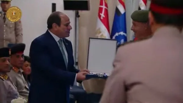 الرئيس السيسي يتسلم وشاح المجلس الدولى للرياضة العسكرية.. فيديو