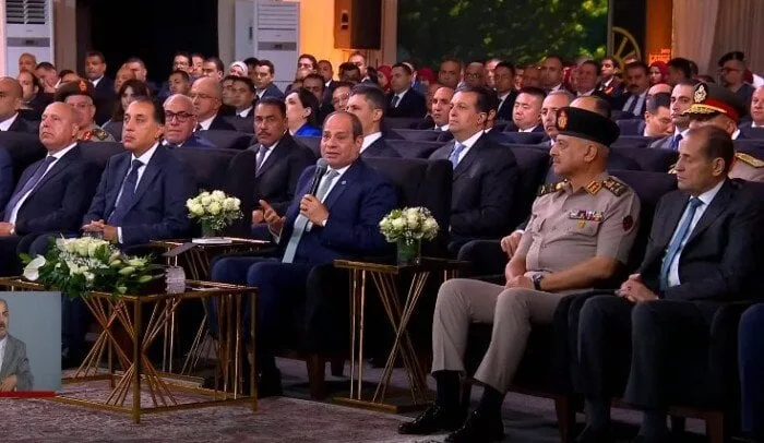الرئيس السيسي يحذر من تأخير المشاريع: يهدد سبل عيش مئات الآلاف الرئيس السيسي يحذر من تأخير المشاريع: يهدد سبل عيش مئات الآلاف