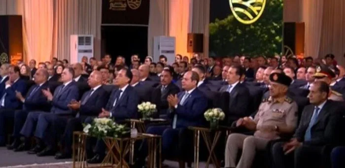 الرئيس السيسي يستعرض فيلماً وثائقياً حول جهود الحكومة في توسيع المساحات الزراعية الرئيس السيسي يستعرض فيلماً وثائقياً حول جهود الحكومة في توسيع المساحات الزراعية