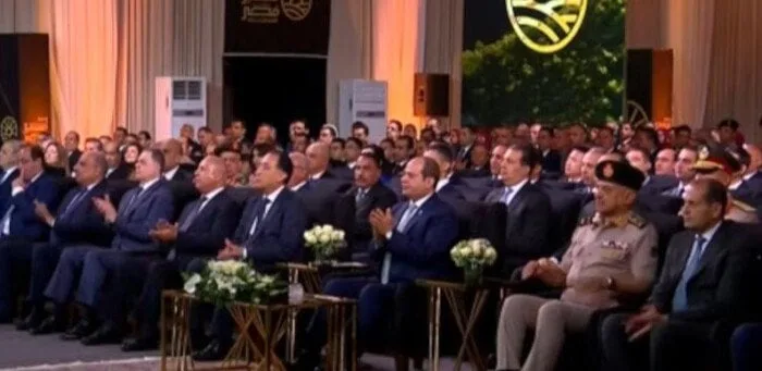 الرئيس السيسي يشارك في عرض عن “مستقبل مصر في مجالي القوة والتنمية” خلال فعاليّات موسم حصاد القمح لعام 2025. الرئيس السيسي يشارك في عرض عن “مستقبل مصر في مجالي القوة والتنمية” خلال فعاليّات موسم حصاد القمح لعام 2025.