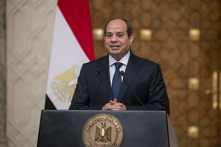 الرئيس السيسي يعلن التوقيع على إصدار قانون العمل الجديد