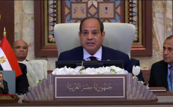 الرئيس السيسي يلتقي برئيس وزراء العراق خلال القمة الرابعة والثلاثين في بغداد الرئيس السيسي يلتقي برئيس وزراء العراق خلال القمة الرابعة والثلاثين في بغداد