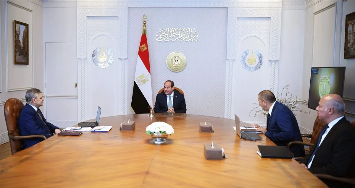 الرئيس السيسي يناقش مع “ربيع” مشاريع تحسين الممر الملاحي في قناة السويس الرئيس السيسي يناقش مع “ربيع” مشاريع تحسين الممر الملاحي في قناة السويس
