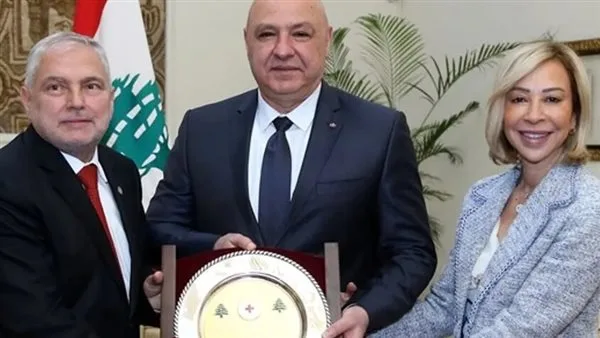 الرئيس اللبناني يتبرع براتبه للصليب الأحمر