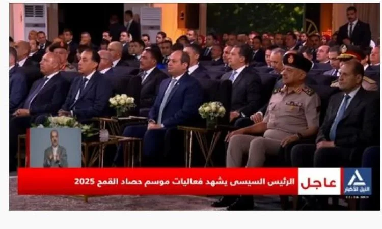 الرئيس يفتتح مركز الخدمات الحكومية الذكية في الوادي الجديد الرئيس يفتتح مركز الخدمات الحكومية الذكية في الوادي الجديد