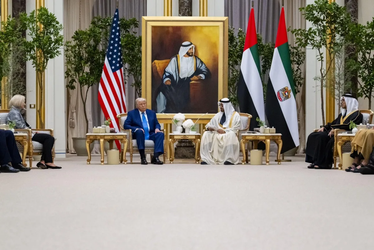 الرئيسان الإماراتي والأمريكي يناقشان العلاقات الاستراتيجية بين الدولتين والتطورات الإقليمية. الرئيسان الإماراتي والأمريكي يناقشان العلاقات الاستراتيجية بين الدولتين والتطورات الإقليمية.
