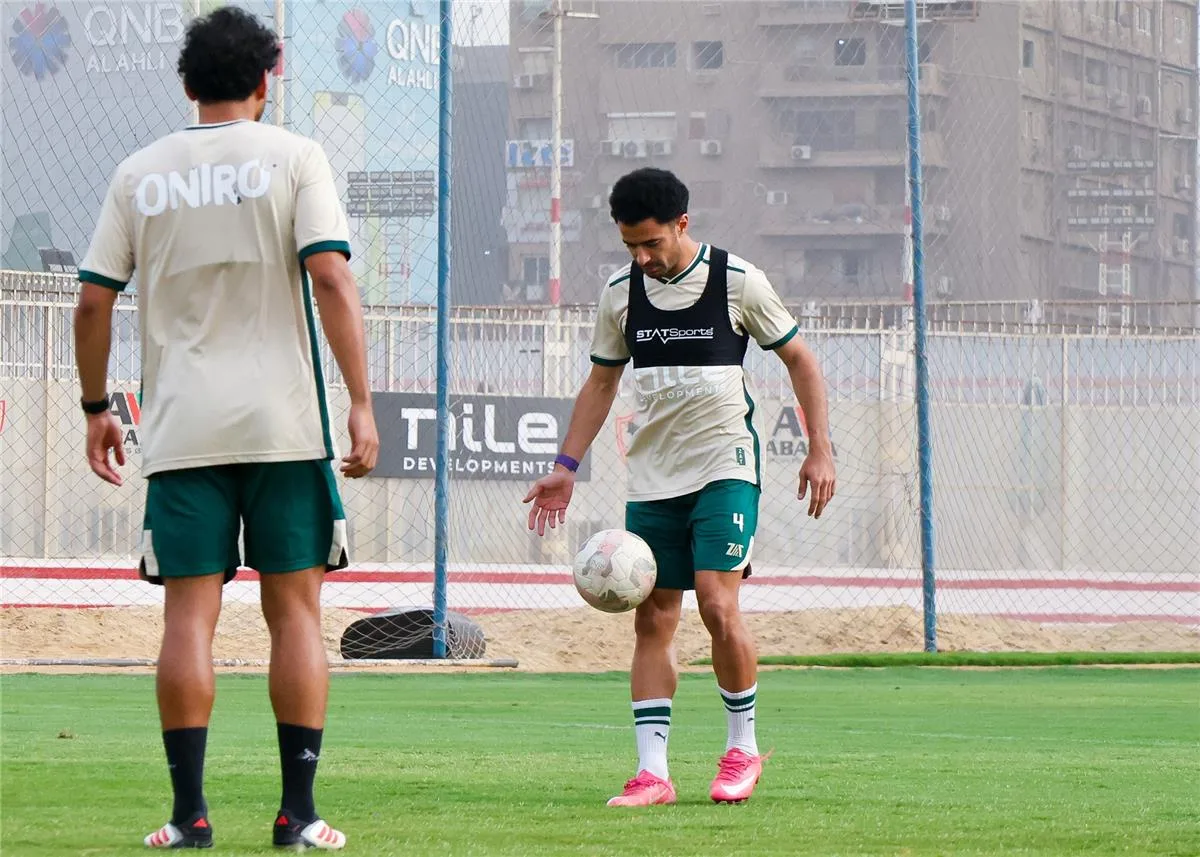 الزمالك يُجري تدريبه الختامي في معسكر الإسماعيلية والرمادي يوضّح استراتيجيات اللعب. الزمالك يُجري تدريبه الختامي في معسكر الإسماعيلية والرمادي يوضّح استراتيجيات اللعب.