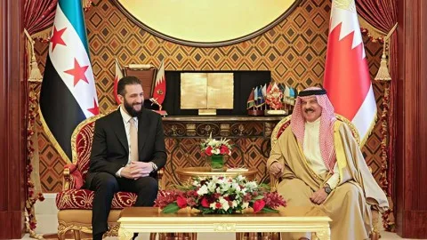 الزيارة الأولى.. الشرع يبحث مع عاهل البحرين في المنامة العلاقات الثنائية والتطورات الإقليمية والأوضاع في سوريا