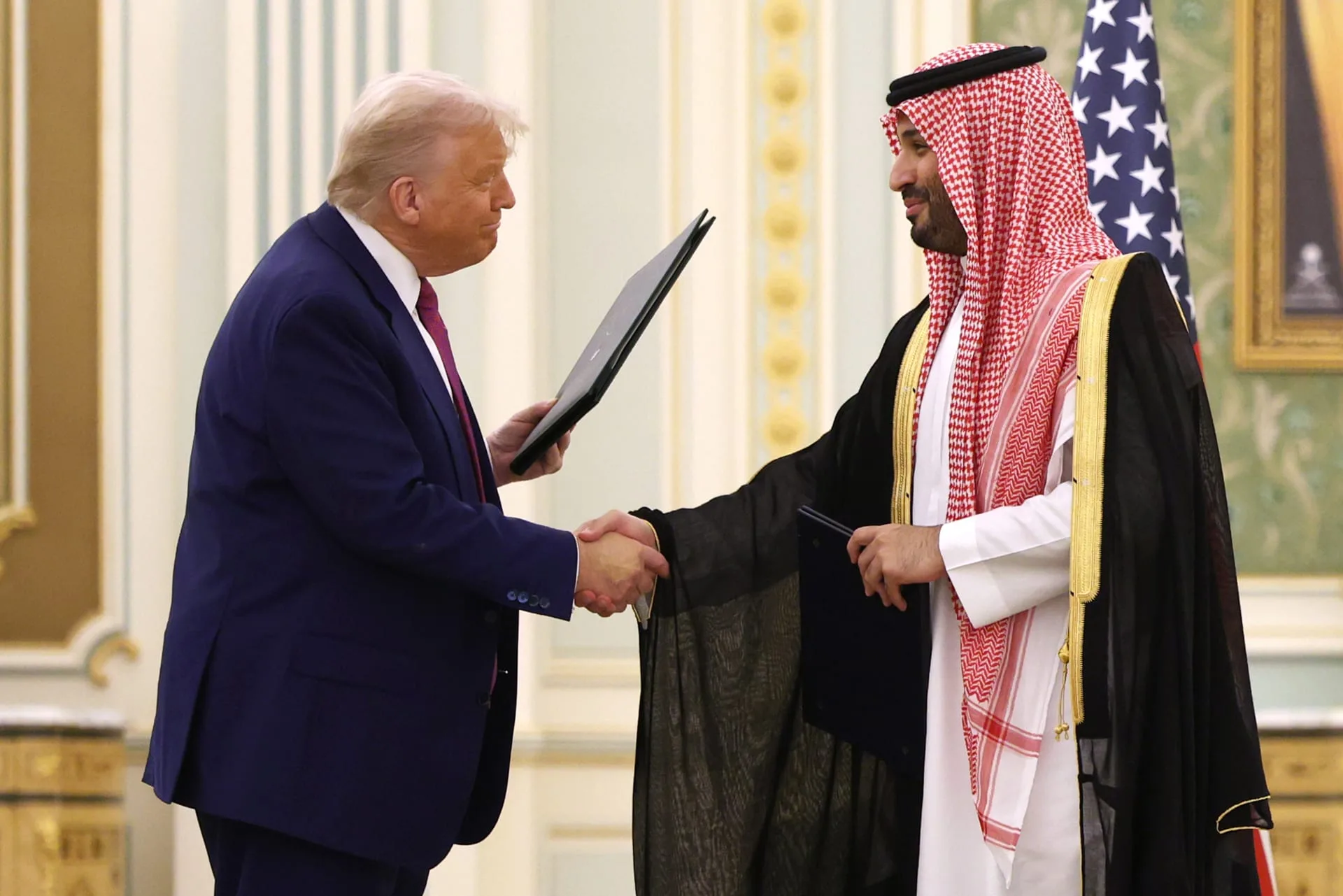 السعودية 2030: تحول اقتصادي واجتماعي نحو القيادة الإقليمية والعالمية السعودية 2030: تحول اقتصادي واجتماعي نحو القيادة الإقليمية والعالمية