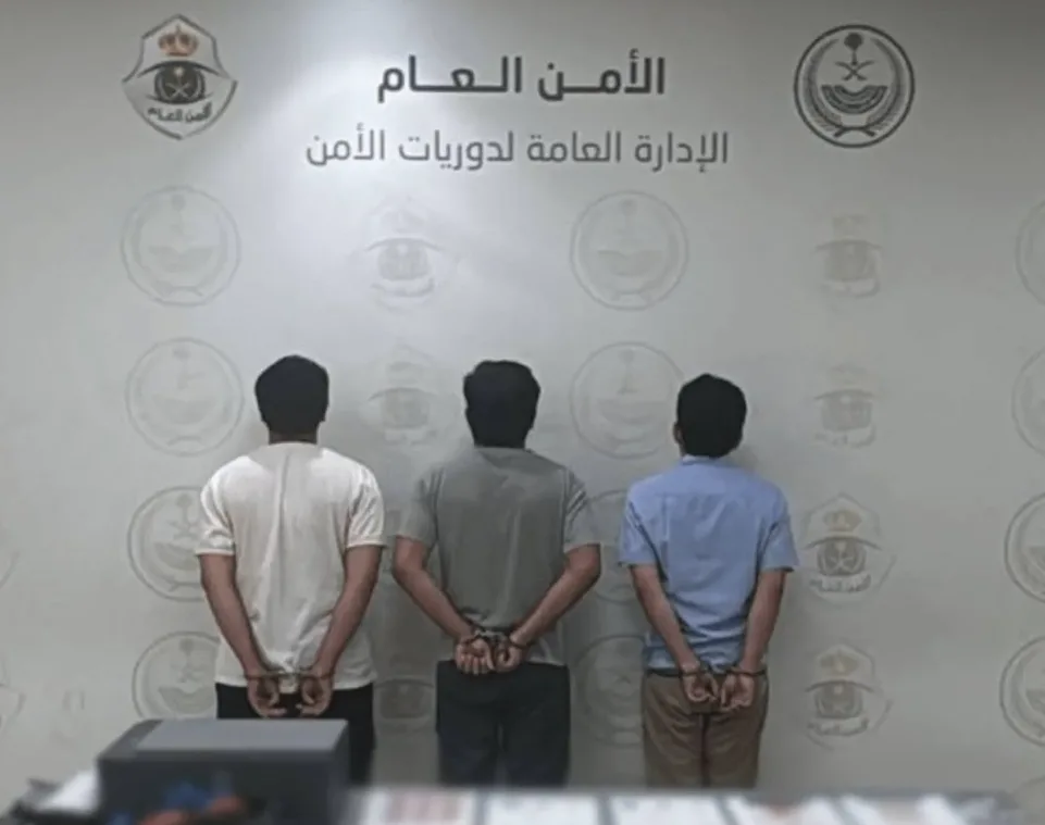 السعودية تعلن عن ضبط مُخالفين لنظام الحج لنشر حملات وهمية ونقل حجاج بدون تصريح وإحالتهم إلى النيابة. السعودية تعلن عن ضبط مُخالفين لنظام الحج لنشر حملات وهمية ونقل حجاج بدون تصريح وإحالتهم إلى النيابة.