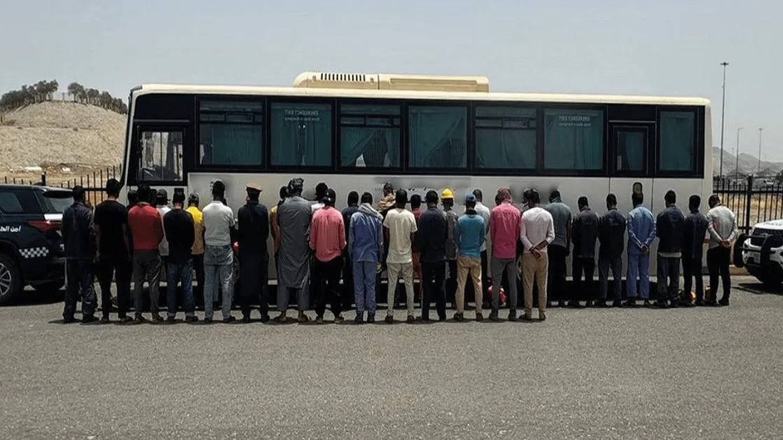 السعودية: ضبط مقيم حاول نقل 35 مخالفا لا يحملون تصريحًا بالحج
