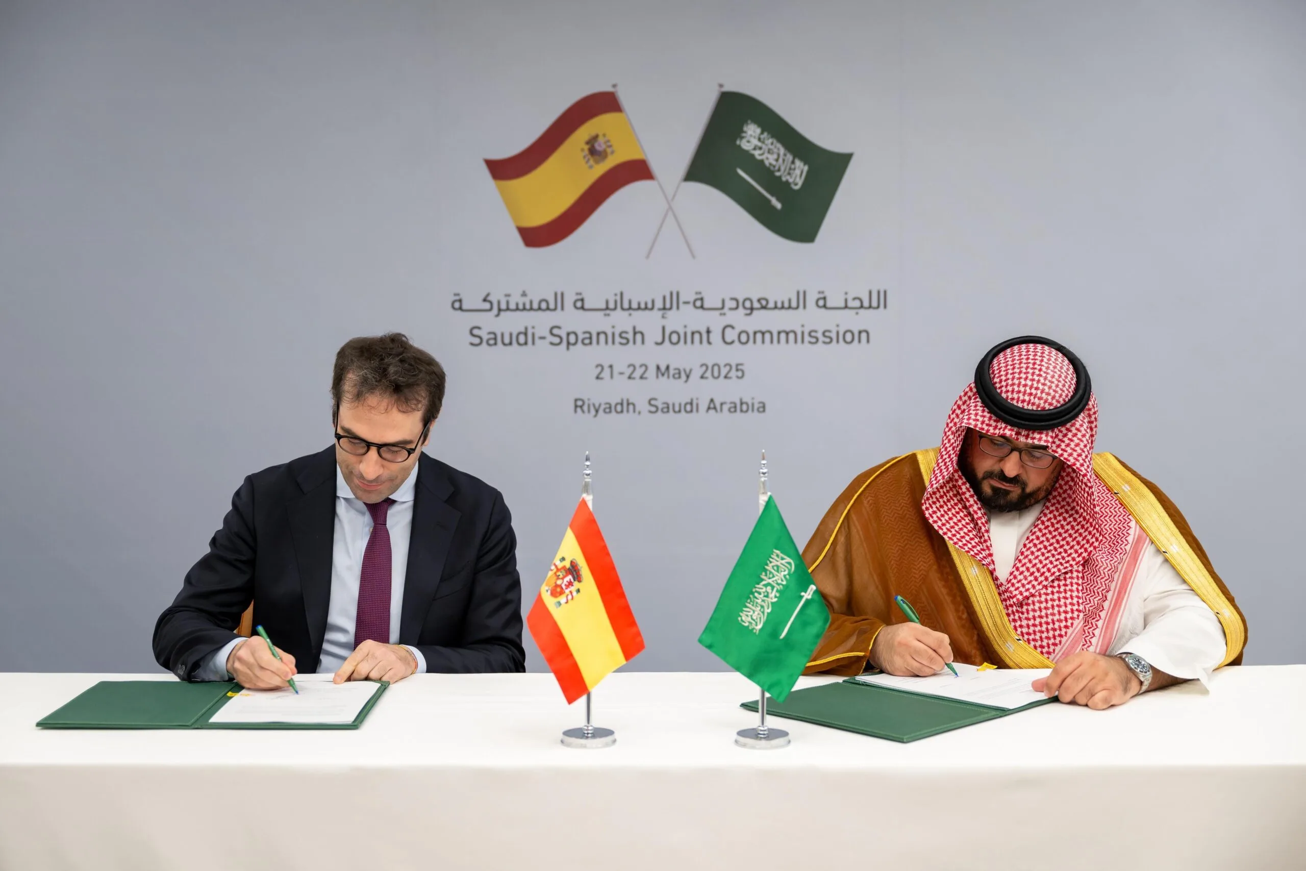 السعودية وإسبانيا تبرمان اتفاقية لتعزيز التعاون في مجالات النمذجة الاقتصادية السعودية وإسبانيا تبرمان اتفاقية لتعزيز التعاون في مجالات النمذجة الاقتصادية