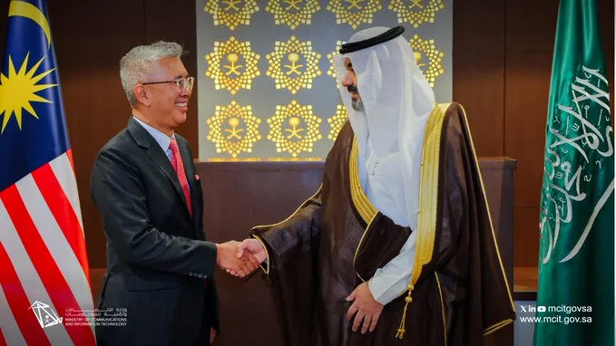السعودية وماليزيا تبحثان تعزيز التعاون في مجالات الاقتصاد الرقمي، الذكاء الاصطناعي، والابتكار. السعودية وماليزيا تبحثان تعزيز التعاون في مجالات الاقتصاد الرقمي، الذكاء الاصطناعي، والابتكار.