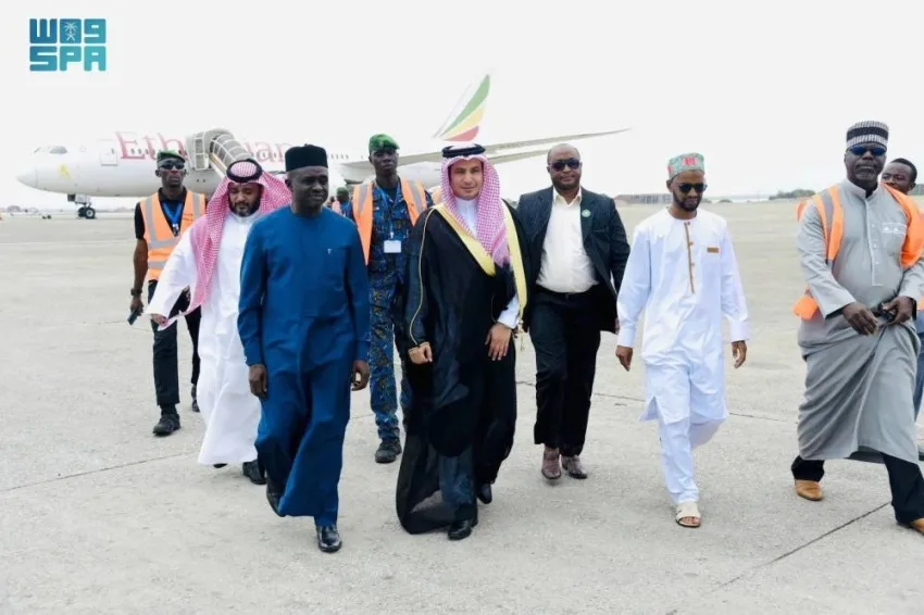 السفير الرشيدي يودع الحجاج الغينيين المتوجهين إلى المملكة السفير الرشيدي يودع الحجاج الغينيين المتوجهين إلى المملكة