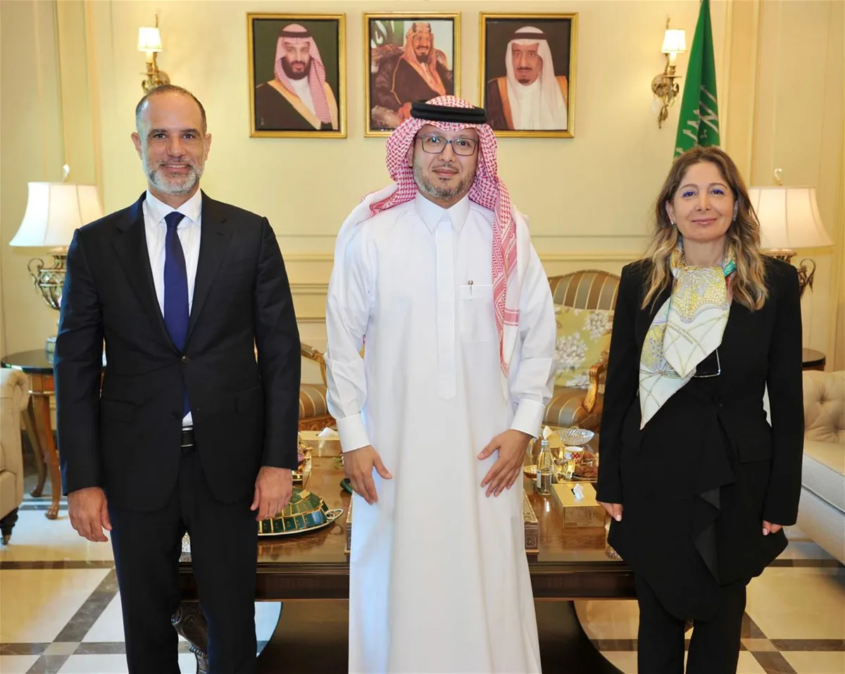 السفير السعودي في لبنان وليد بخاري يلتقي وزير الأشغال.. وتفاصيل المناقشات. السفير السعودي في لبنان وليد بخاري يلتقي وزير الأشغال.. وتفاصيل المناقشات.
