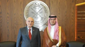 السفير السعودي وليد بخاري يلتقي وزير الدفاع في اليرزة