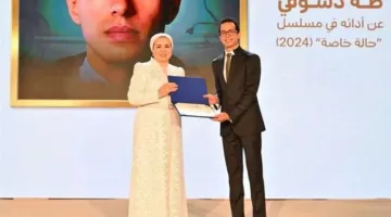 السيدة انتصار السيسي تكرم مجموعة من الفنانين الذين دعّموا أصحاب الهمم من خلال أعمالهم الفنية.