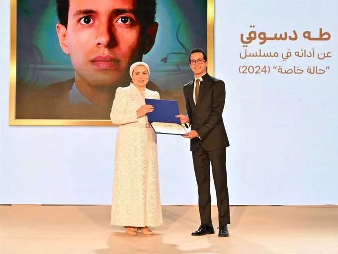 السيدة انتصار السيسي تكرم مجموعة من الفنانين الذين دعّموا أصحاب الهمم من خلال أعمالهم الفنية. السيدة انتصار السيسي تكرم مجموعة من الفنانين الذين دعّموا أصحاب الهمم من خلال أعمالهم الفنية.