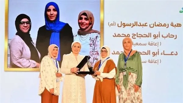 السيسي يكرم طالبتين من ذوي الاحتياجات الخاصة في جامعة جنوب الوادي السيسي يكرم طالبتين من ذوي الاحتياجات الخاصة في جامعة جنوب الوادي