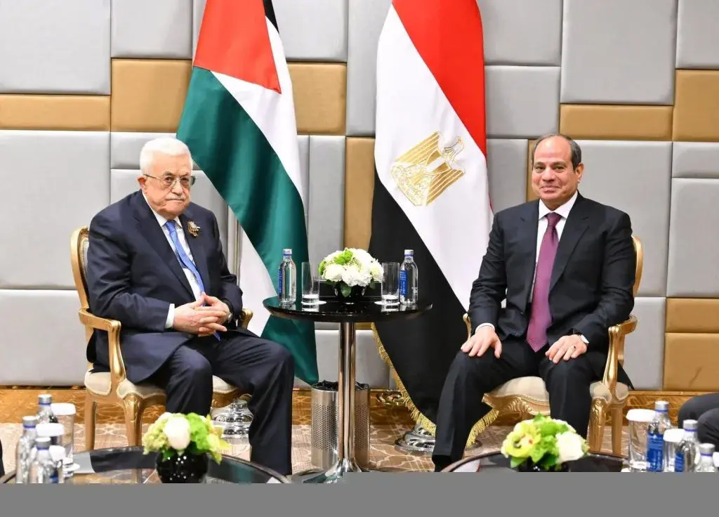 السيسي يلتقي الرئيس الفلسطيني بموسكو لبحث وقف إطلاق النار في غزة