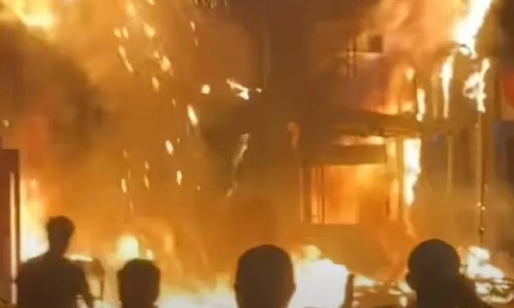 السيطرة على حريق هائل شب بمطعم شهير وامتد لعقار بمصر الجديدة