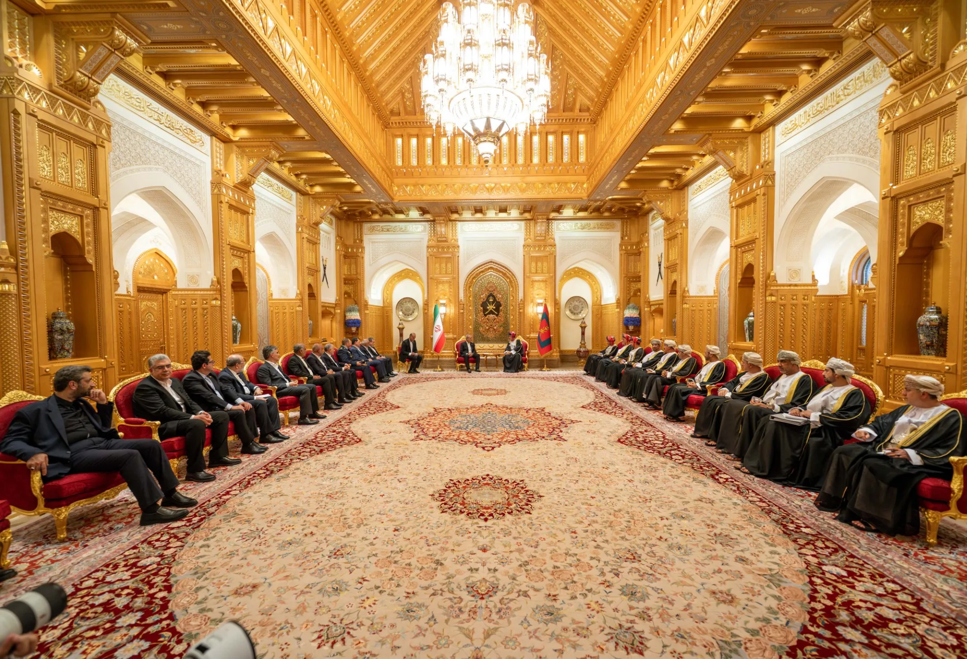 السُّلطان ورئيس إيران يؤكدان أهمية مساهمة القطاع الخاص في تطوير البلدين السُّلطان ورئيس إيران يؤكدان أهمية مساهمة القطاع الخاص في تطوير البلدين
