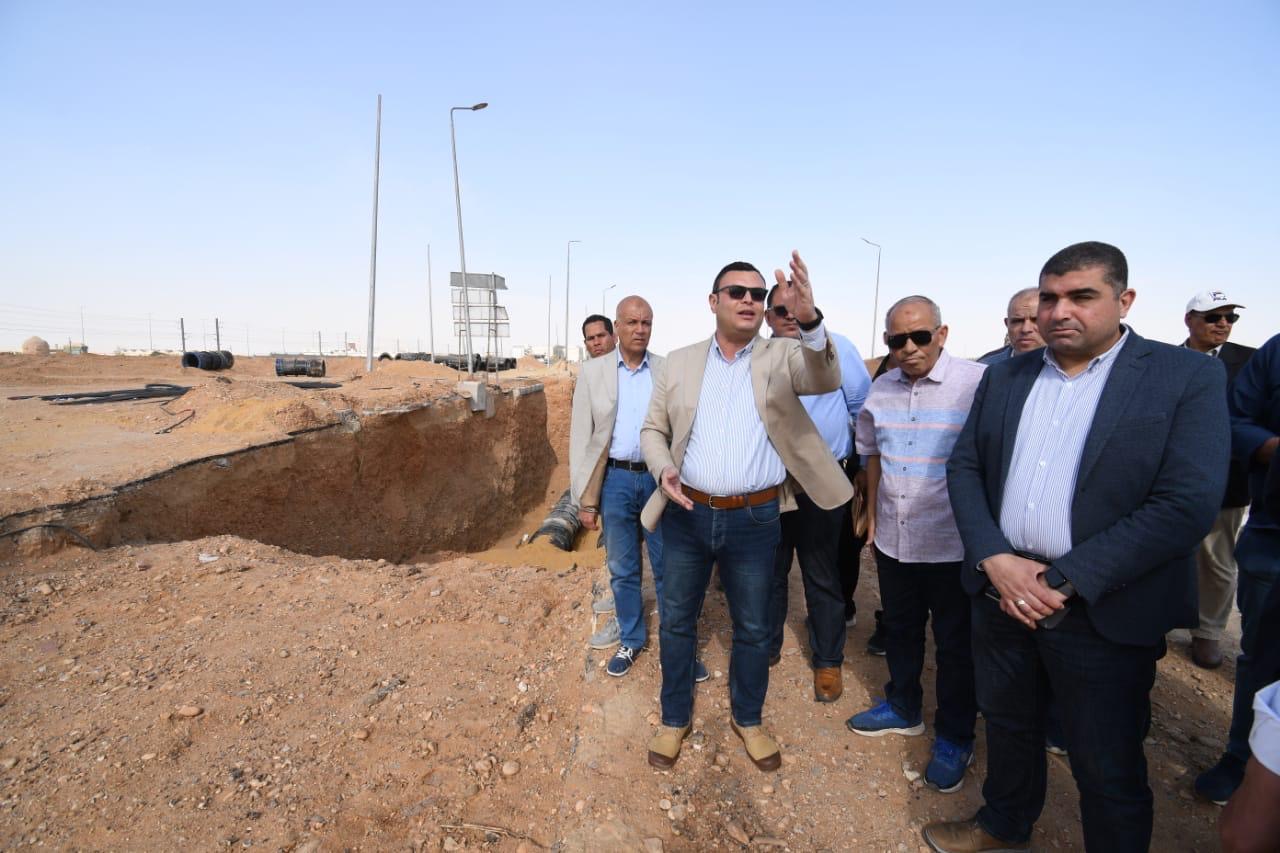 الشربيني يتفقد محاور وطرق مدينة الشروق