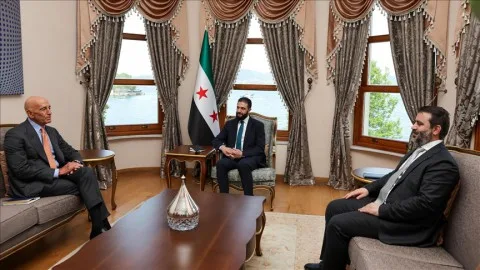 الشرع يجتمع بالمبعوث الأمريكي في إسطنبول لمناقشة القضايا الرئيسية في المنطقة وتطورات الأوضاع في سوريا.. (صورة) الشرع يجتمع بالمبعوث الأمريكي في إسطنبول لمناقشة القضايا الرئيسية في المنطقة وتطورات الأوضاع في سوريا.. (صورة)