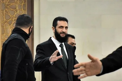 الشرع يزور فرنسا للقاء ماكرون وبحث ملفات “مُعقدة” وعلى رأسها إعادة الإعمار سوريا والاعتداءات الإسرائيلية
