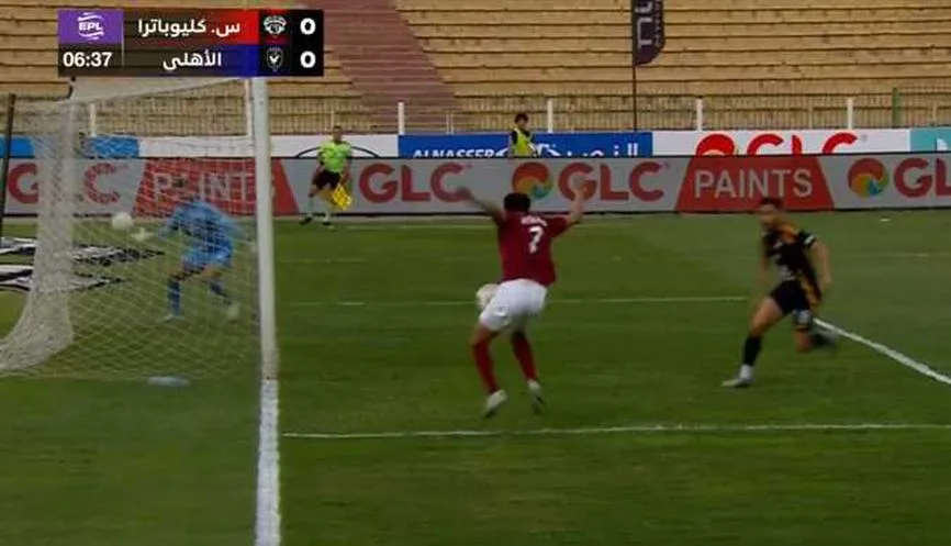 الشناوي يغادر الملعب أثناء هجمة قوية لفريق سيراميكا الشناوي يغادر الملعب أثناء هجمة قوية لفريق سيراميكا
