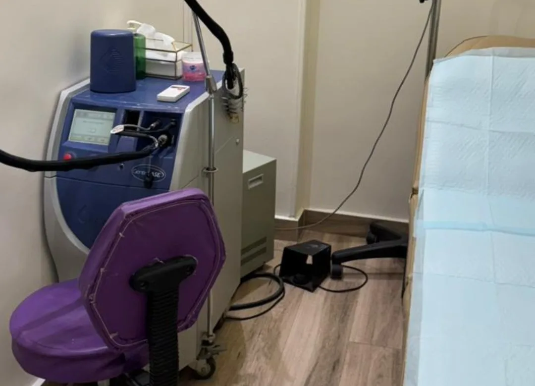 الصحة: إغلاق عيادة مختصة في التجميل وزراعة الشعر بالعجوزة بسبب العمل دون ترخيص الصحة: إغلاق عيادة مختصة في التجميل وزراعة الشعر بالعجوزة بسبب العمل دون ترخيص