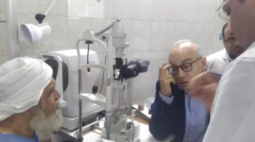الصحة: رئيس قسم المياه الزرقاء في جامعة جنيف يقدم محاضرات علمية لأطباء العيون في مستشفى رمد بأسيوط