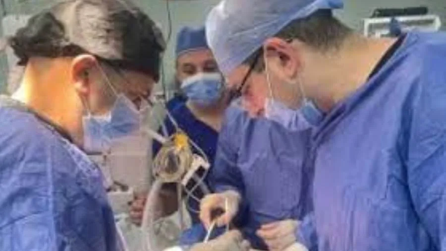 الصحة: فريق طبي مصري يرمم فك مريض روسي بالمنظار والميكروسكوب بمستشفى العلمين