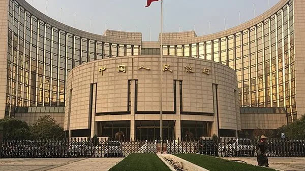 الصين تخفض معدلات الفائدة لأول مرة منذ أكتوبر لدعم الاقتصاد في ظل تباطؤ النمو الصين تخفض معدلات الفائدة لأول مرة منذ أكتوبر لدعم الاقتصاد في ظل تباطؤ النمو