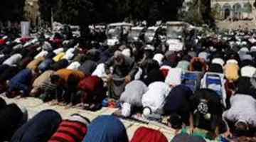 الضفة الغربية: سكان بلدة بروقين يشاركون في صلاة الجمعة في محيطها