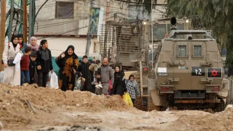 الضفة: القوات الإسرائيلية تضطر عائلات فلسطينية لترك منازلها الضفة: القوات الإسرائيلية تضطر عائلات فلسطينية لترك منازلها