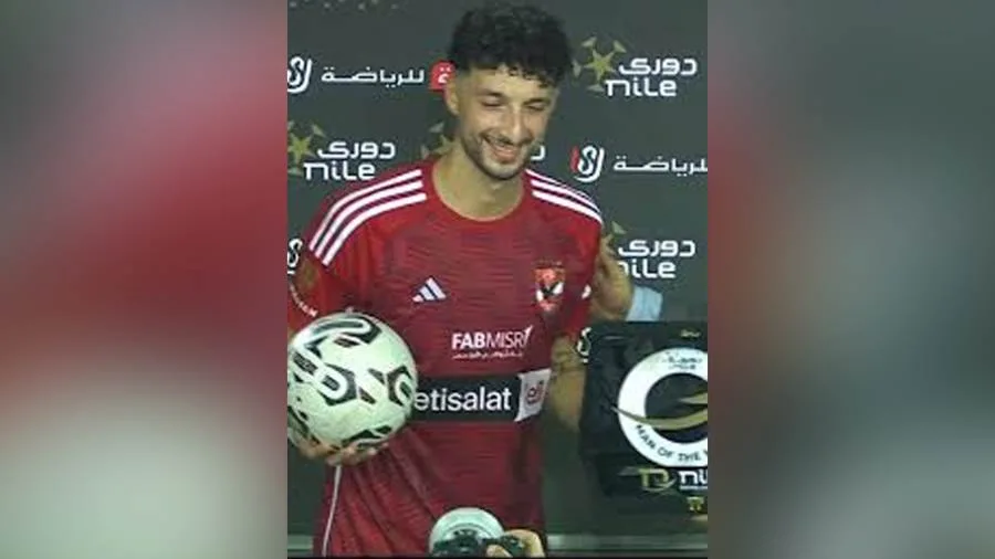 “الفدائي” يحصد جائزة أفضل لاعب في مباراة الأهلي وفاركو “الفدائي” يحصد جائزة أفضل لاعب في مباراة الأهلي وفاركو