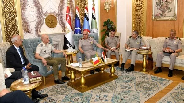 الفريق أحمد خليفة، رئيس أركان حرب القوات المسلحة، يلتقي برئيس هيئة الأركان المشتركة الإيطالية. الفريق أحمد خليفة، رئيس أركان حرب القوات المسلحة، يلتقي برئيس هيئة الأركان المشتركة الإيطالية.