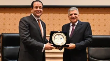 الفريق أسامة ربيع يقدم «درع قناة السويس» للنائب علاء عابد