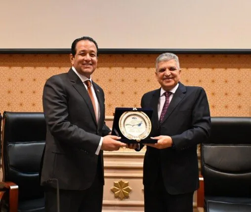 الفريق أسامة ربيع يقدم «درع قناة السويس» للنائب علاء عابد الفريق أسامة ربيع يقدم «درع قناة السويس» للنائب علاء عابد