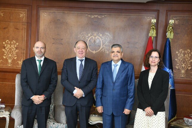 الفريق أسامة ربيع يلتقي السفير الأرجنتيني لبحث سبل التعاون المشترك في مجالات التكريك والنظم الملاحية المتطورة