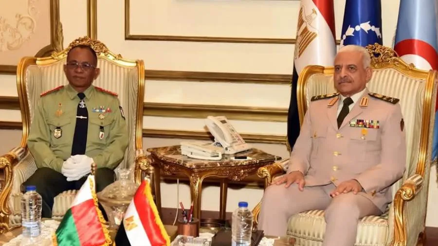 الفريق أول عبد المجيد صقر يجتمع مع وزير دفاع مدغشقر