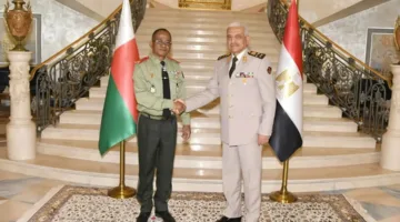 الفريق أول عبد المجيد صقر يلتقي وزير دفاع مدغشقر لتعزيز الشراكة العسكرية