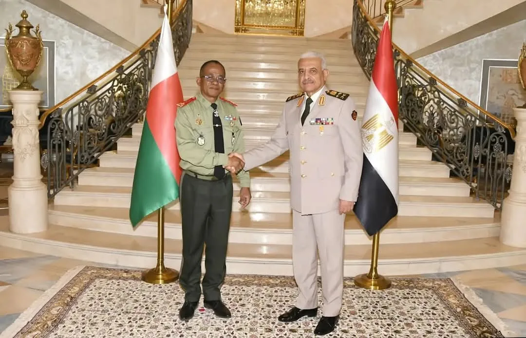 الفريق أول عبد المجيد صقر يلتقي وزير دفاع مدغشقر لتعزيز الشراكة العسكرية الفريق أول عبد المجيد صقر يلتقي وزير دفاع مدغشقر لتعزيز الشراكة العسكرية