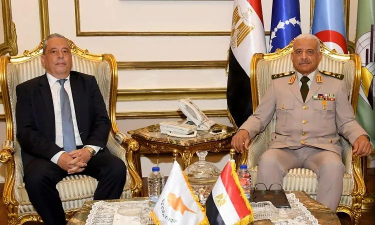 الفريق أول عبدالمجيد صقر يبحث سبل التعاون العسكري مع وزير الدفاع القبرصي