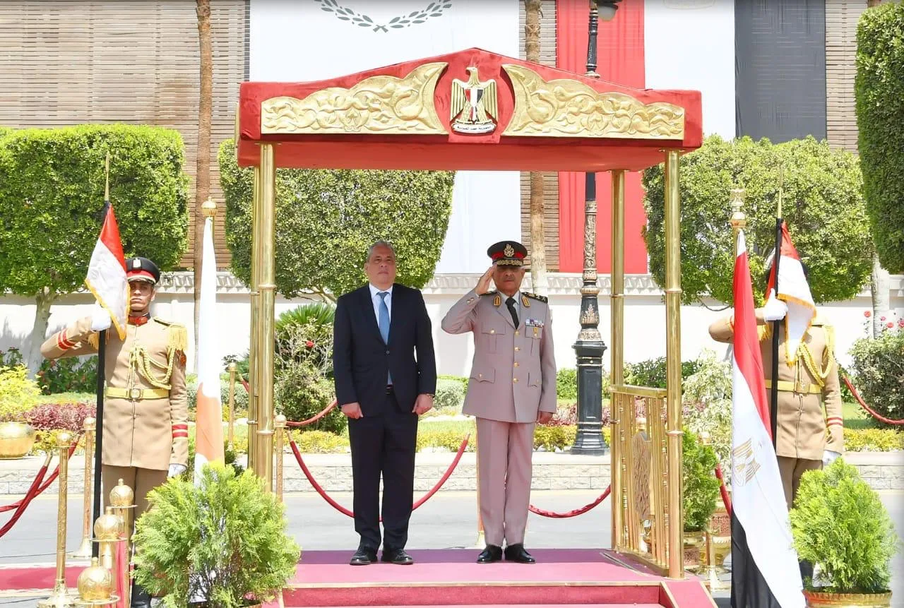 الفريق أول عبدالمجيد صقر يلتقى وزير الدفاع القبرصى