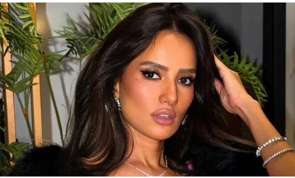 الفنانة زينة تغادر النيابة بعد التحقيق في شكوى ضد جارها بسبب كلبه. الفنانة زينة تغادر النيابة بعد التحقيق في شكوى ضد جارها بسبب كلبه.